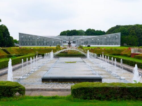 神代植物公園のバラ園から望む大温室の外観