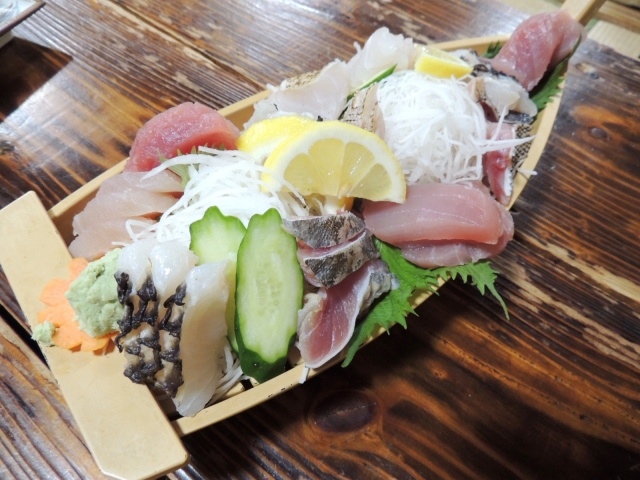 沖縄の刺身盛り付け